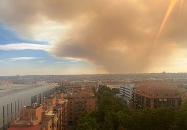 El humo y la ceniza del gran incendio de Méntrida (Toledo) se propaga a Madrid