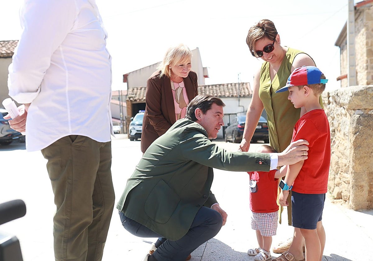 La consejera de Empleo y el presidente de la Junta, este jueves en Pereruela de Abajo (Zamora)