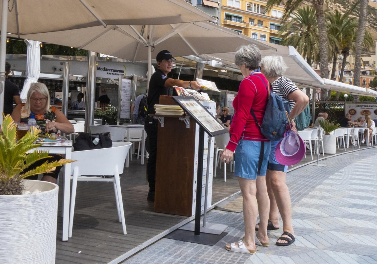 Imagen de archivo de la entrada de la terraza de un restaurante en Alicante