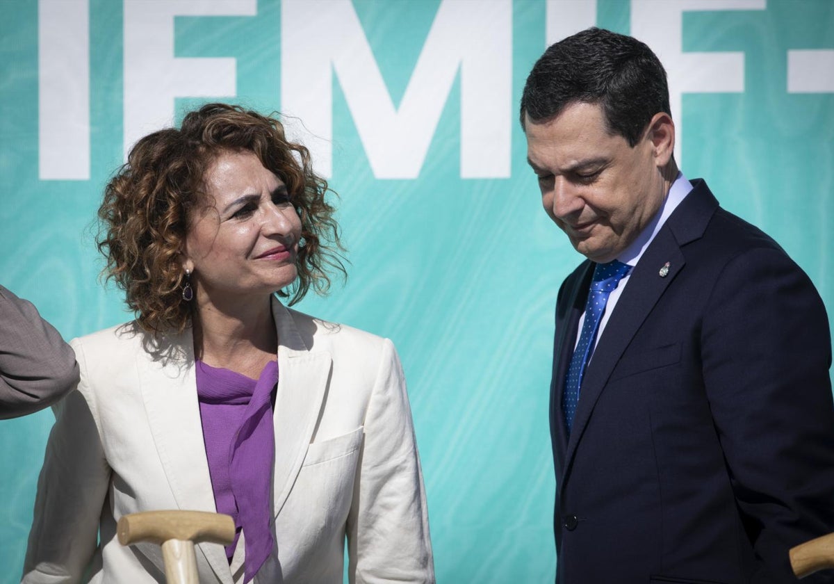 El presidente andaluz, Juanma Moreno, y la ministra María Jesús Montero, en un acto en Granada en 2024