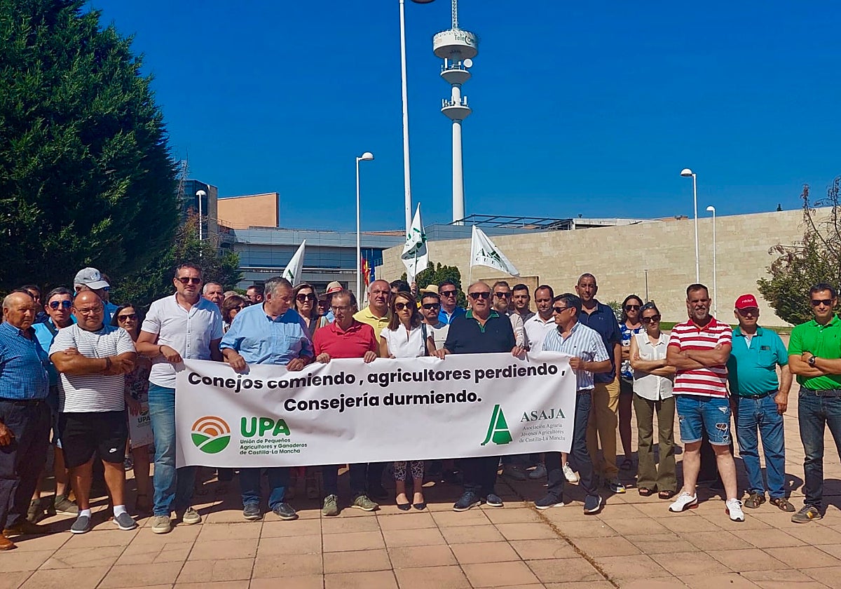 Concentración a las puertas de la Consejería de Desarrollo Sostenible en Toledo