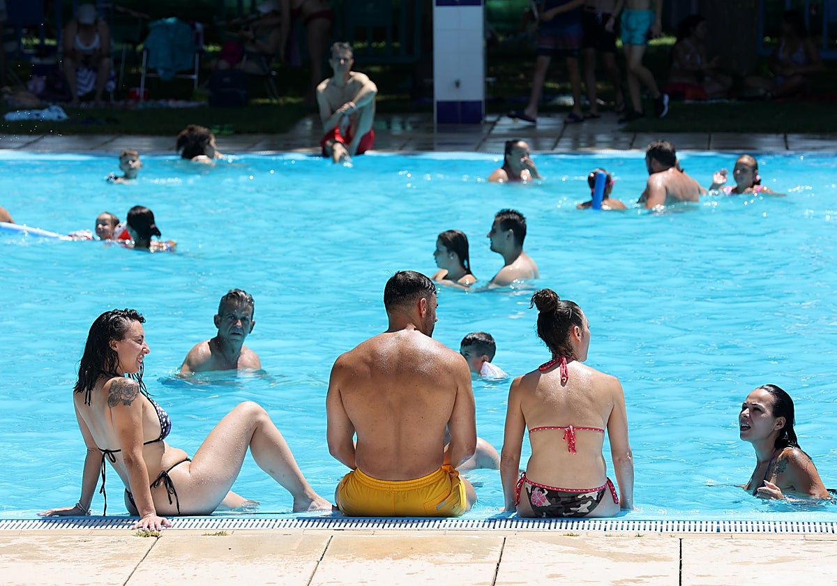 Cordobeses disfrutan de un día de piscina