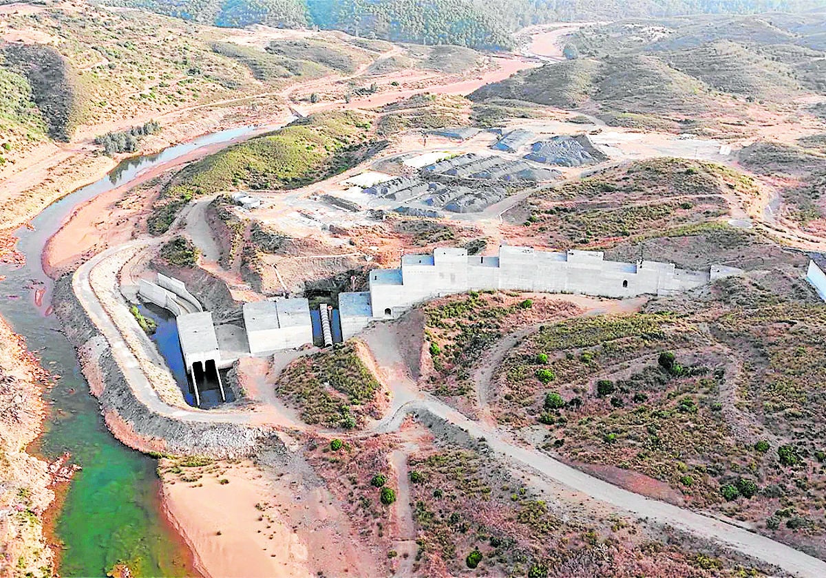 Vista aérea del estado de las obras de la presa de Alcolea