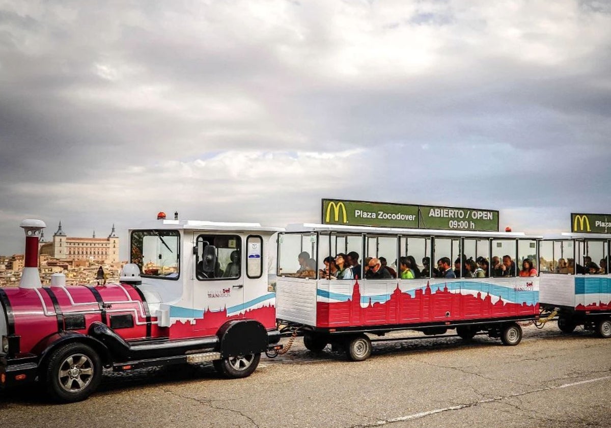 El tren turístico en su recorrido por el Valle