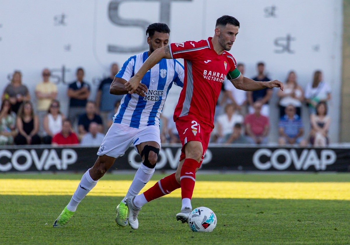 Carlos Albarrán, como capitán del Córdoba CF, en el partido frente al Ittihad Riadi