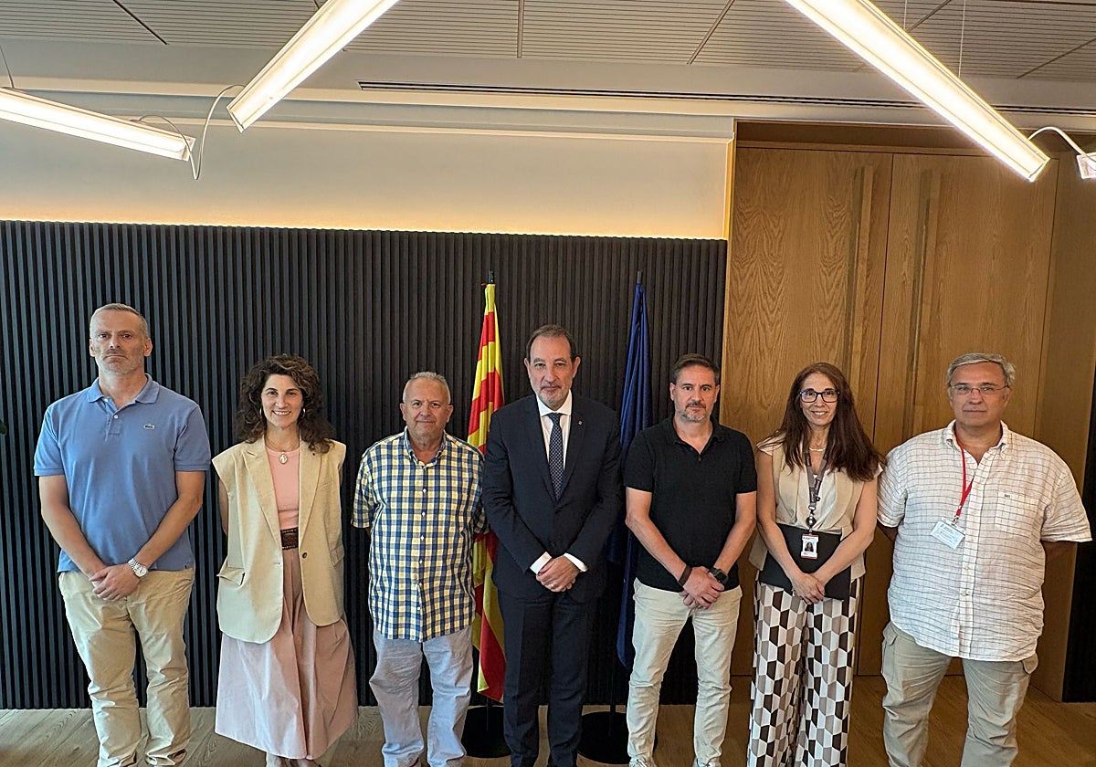 Los representantes de los sindicatos, hoy, tras firmar el acuerdo del complemento salarial con el consejero de Justicia y Calidad Democrática, Ramon Espadaler