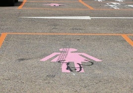 Polémica en León: Vandalizan el aparcamiento exclusivo para mujeres con pintadas obscenas
