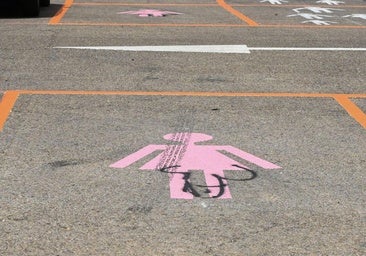 Vandalizan el aparcamiento exclusivo para mujeres con pintadas obscenas