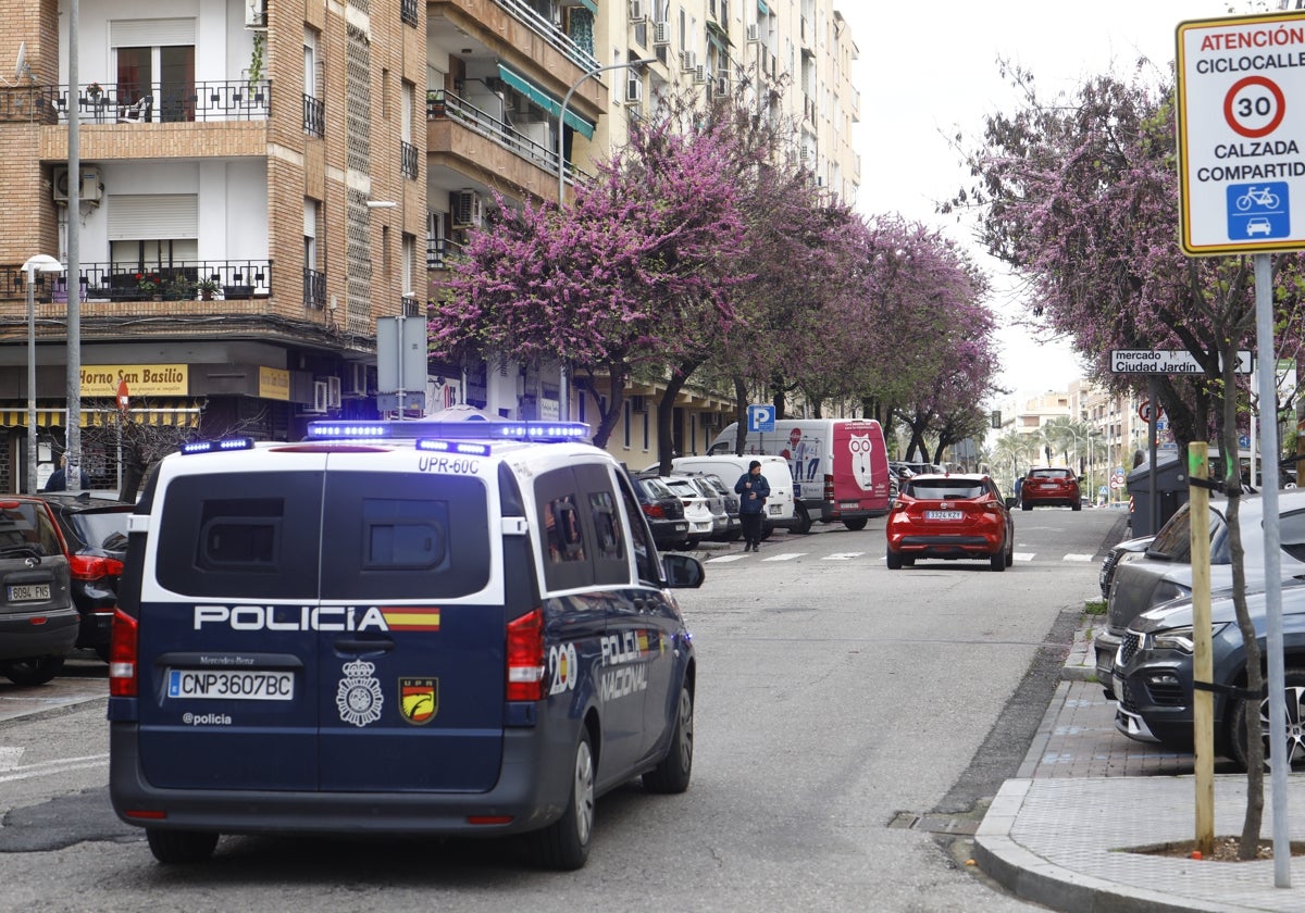 Un furgón policial patrulla por las calles de Ciudad Jardín