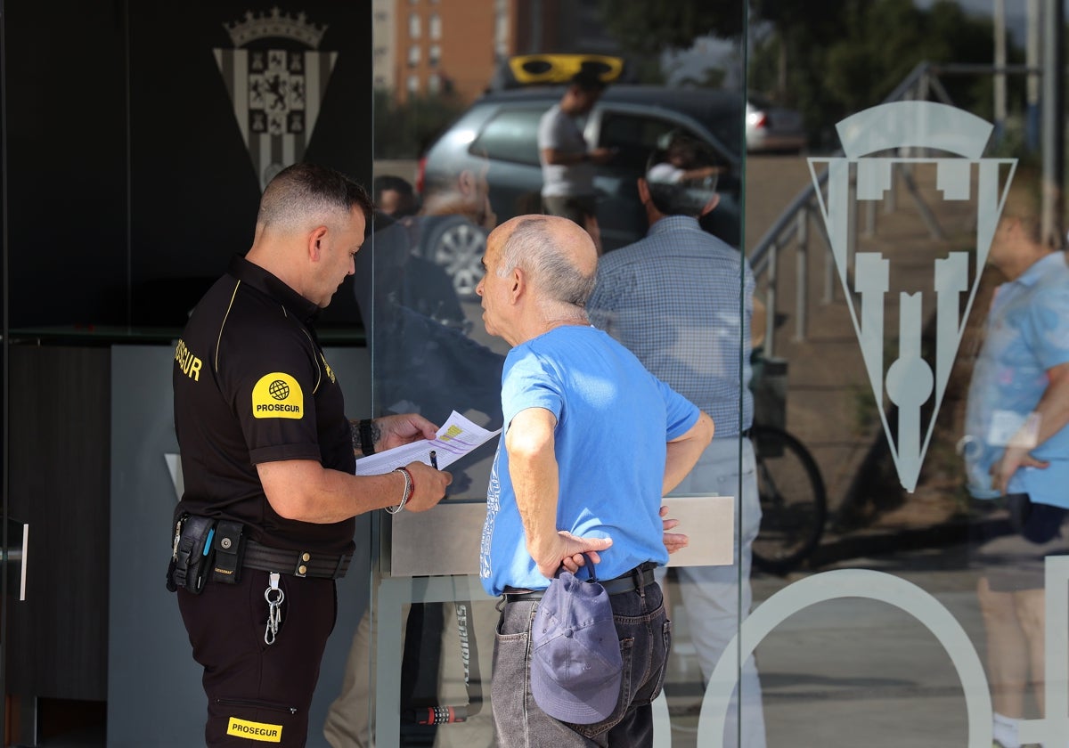 Un abonado del Córdoba acude a El Arcángel a renovar su carnet