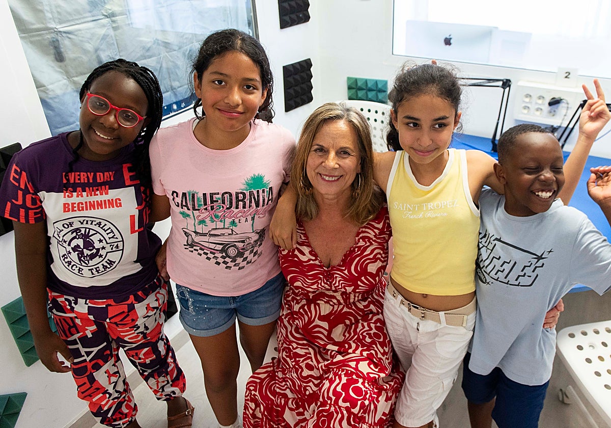 La directora Rosa Llorente, con cuatro de los alumnos, en el estudio de radio del colegio zaragozano