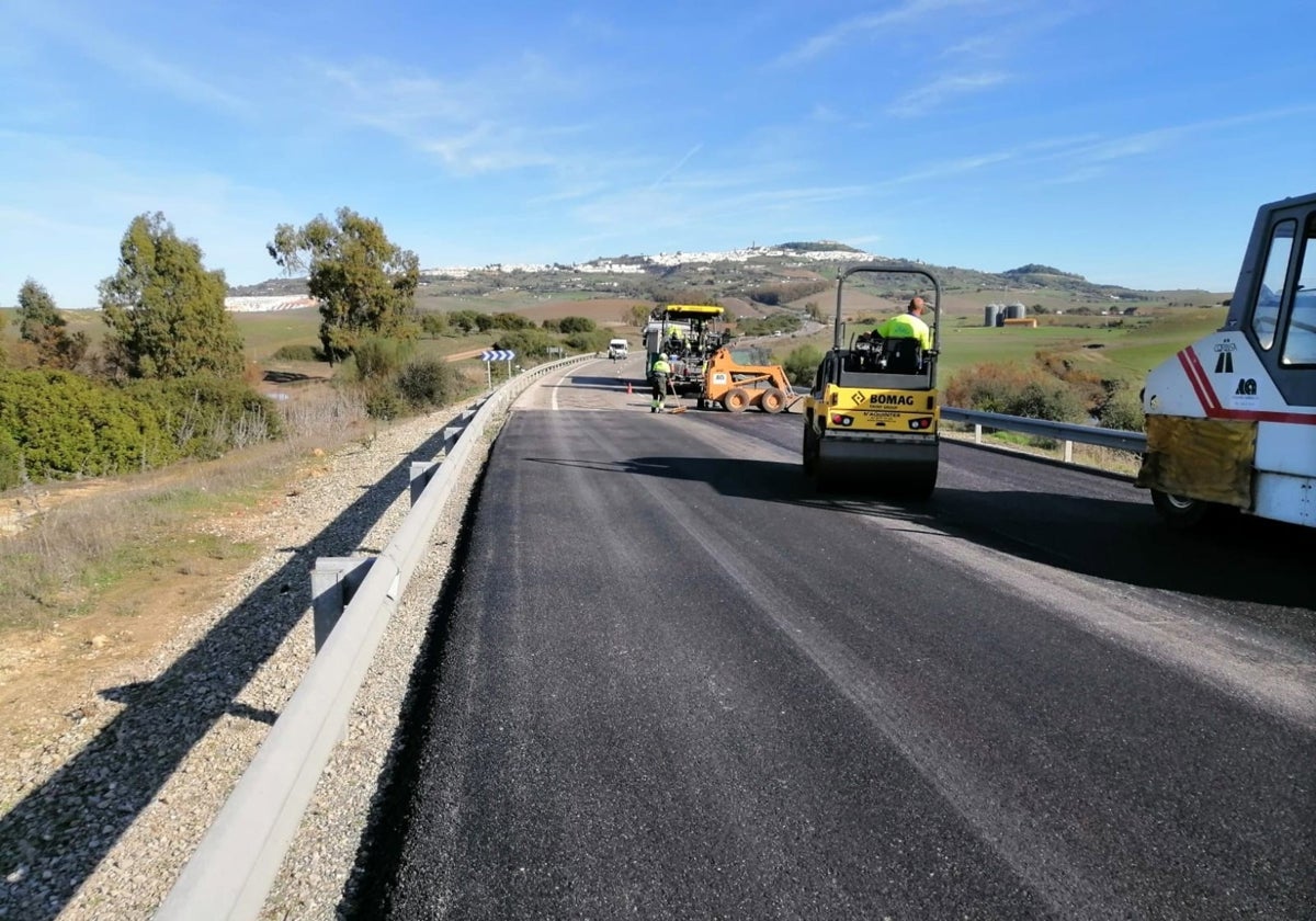 Reparación del firme de una carretera en una imagen de archivo