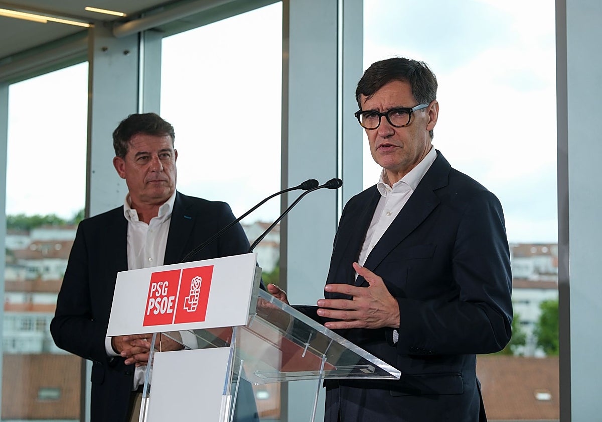 El presidente de la Generalitat, Salvador Illa, este viernes en Santiago junto a José Ramón Gómez Besteiro