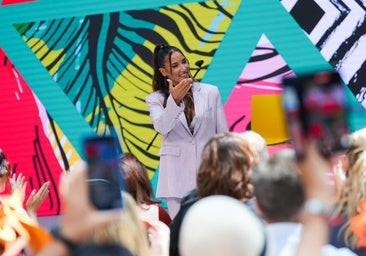 India Martínez le canta a Gloria Estefan bajo la mirada de Ayuso: «Quién me iba a decir que te tendría enfrente»