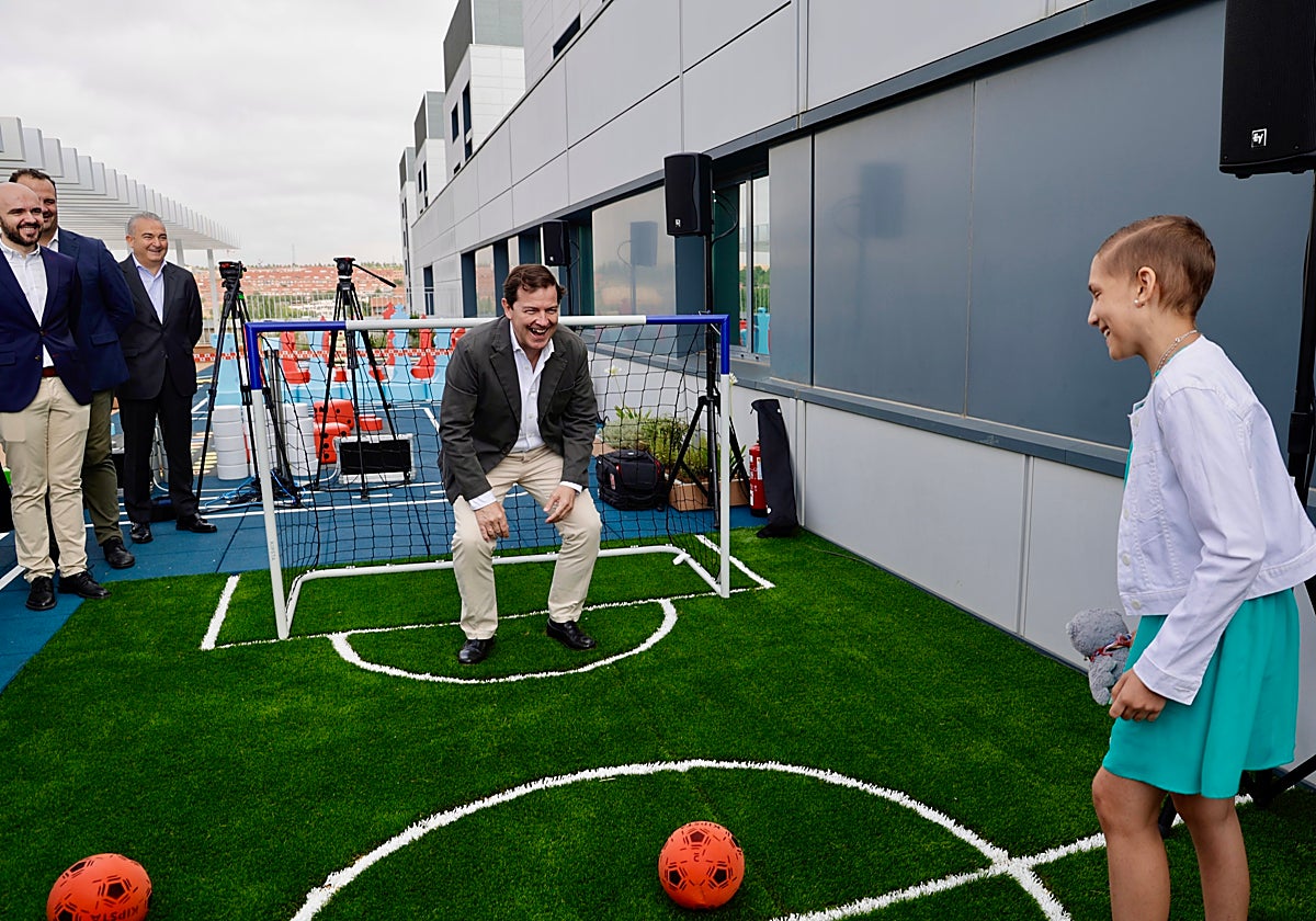 El presidente de la Junta, Alfonso Fernández Mañueco, juega al fútbol con María en el espacio inaugurado este viernes