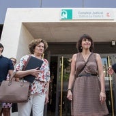Juana Rivas, en el centro, saliendo de los juzgados junto a Francisca Granados, su antigua asesora legal, en 2018