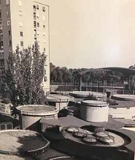 Imagen secundaria 2 - Antiguos alumnos de este colegio en la colonia del mismo nombre en Batán posan para ABC décadas después de pasar por las aulas en las que Sáenz de Oiza creoó una organización nueva, sin jerarquías 