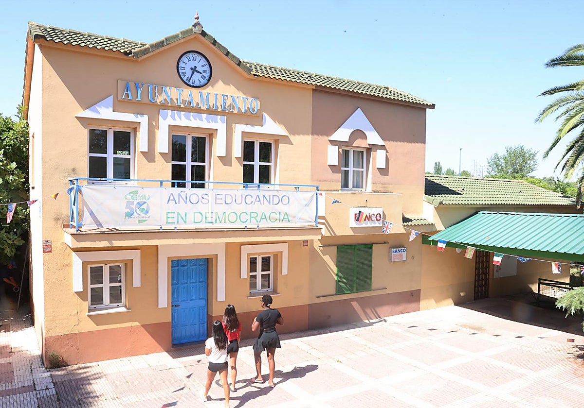 Tres niñas en el ayuntamiento de la CEMU