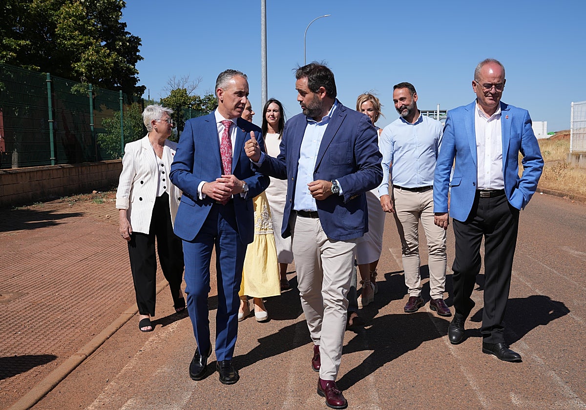 Paco Núñez, que ha visitado este viernes Puertollano, pasea con su alcalde, Miguel Ángel Ruiz