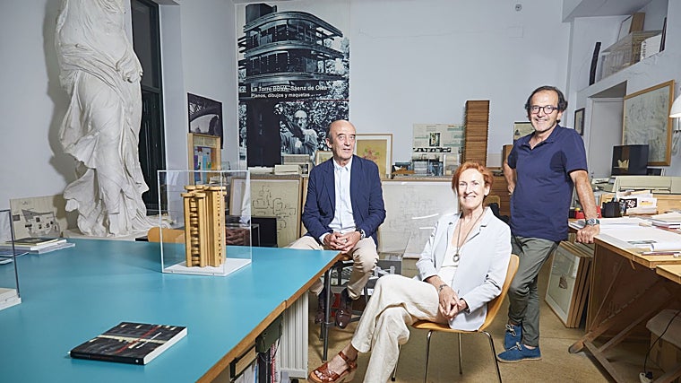 Vicente, Marisa y José Sáenz de Oiza en el estudio de su padre en Madrid
