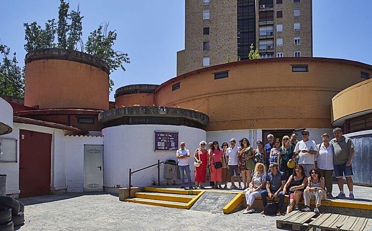 Imagen principal - Antiguos alumnos de este colegio en la colonia del mismo nombre en Batán posan para ABC décadas después de pasar por las aulas en las que Sáenz de Oiza creoó una organización nueva, sin jerarquías 