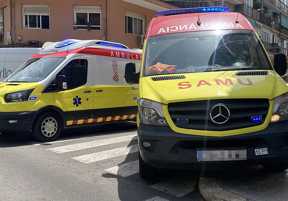 Imagen de archivo de dos ambulancias