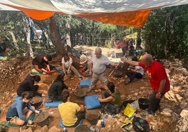 Santonja se 'sumerge' en Atapuerca: «Es un acontecimiento para mí entrar en esta cueva»