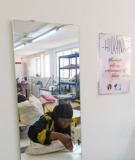 Imagen secundaria 2 - Arriba, Mª Carmen Marcos, junto a la jefa de estudios, Amparo Jiménez. Abajo, izquierda, el comedor con los niños y a la derecha, una de las madres de origen extranjero que componen el proyecto Hilvana