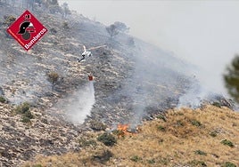Los bomberos dan por estabilizado el incendio forestal de Ibi