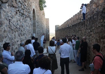 Lleno en el castillo de Consuegra durante la experiencia que combina patrimonio, vino y estrellas