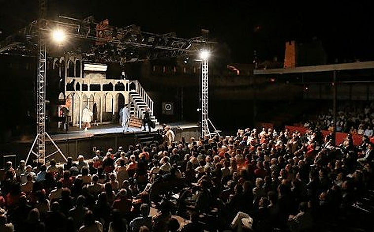 Imagen principal - Sobre estas líneas, la Corrala Palacio del Caballero en Olmedo. Los intérpretes de 'La Desconquista', de Ron Lalá, y Roberto Enríquez, protagonista de 'Coriolano'