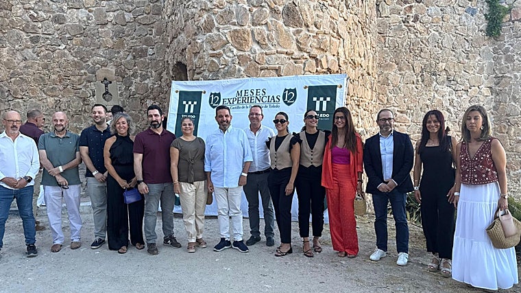 Joaquín Romera junto a la alcaldesa de Consuegra, María Luisa Rodríguez, y diputados provinciales