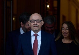 Los correos cercan a Montoro: «La vía directa es pagar a Equipo Económico que tiene contacto directo con el ministro»