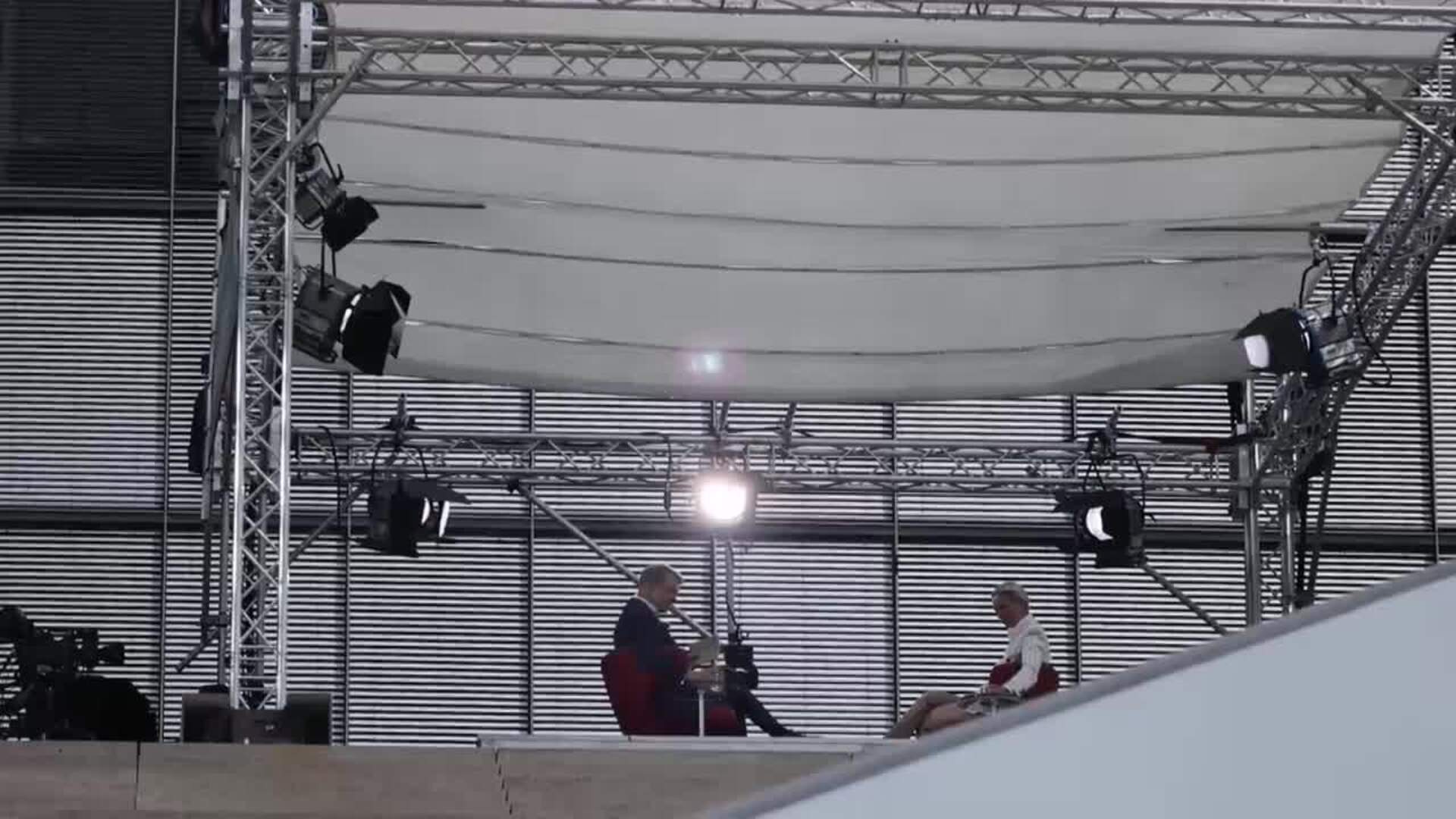 Abuelas protestan contra la ultraderecha mientras la cadena pública alemana entrevista a Weidel