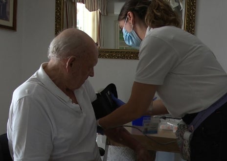 Imagen secundaria 1 - Los servicios sanitarios suministrando el tratamiento oncológico a un señor en su casa