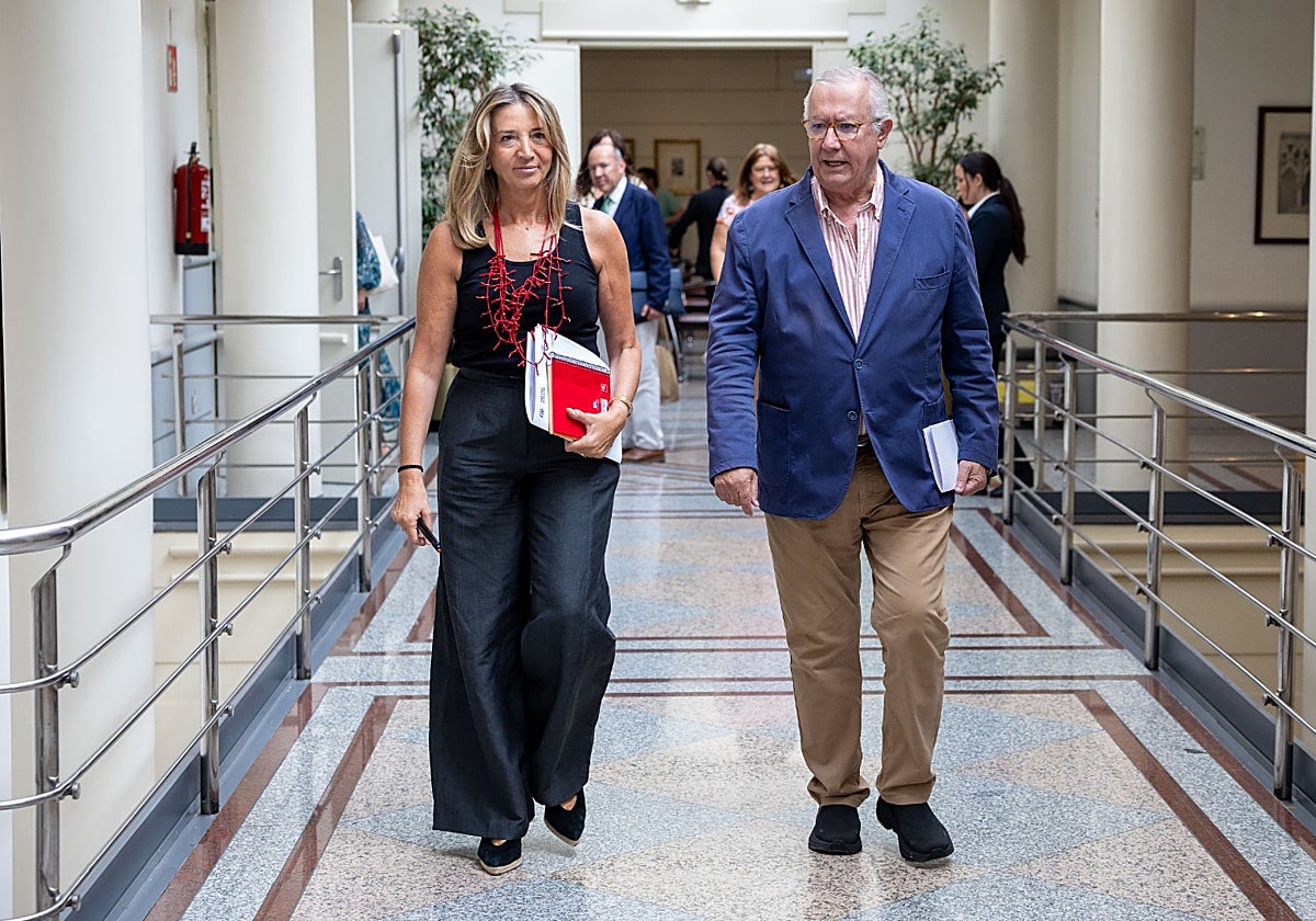 La portavoz del Grupo Popular en el Senado, Alicia García, con su compañero Javier Arenas