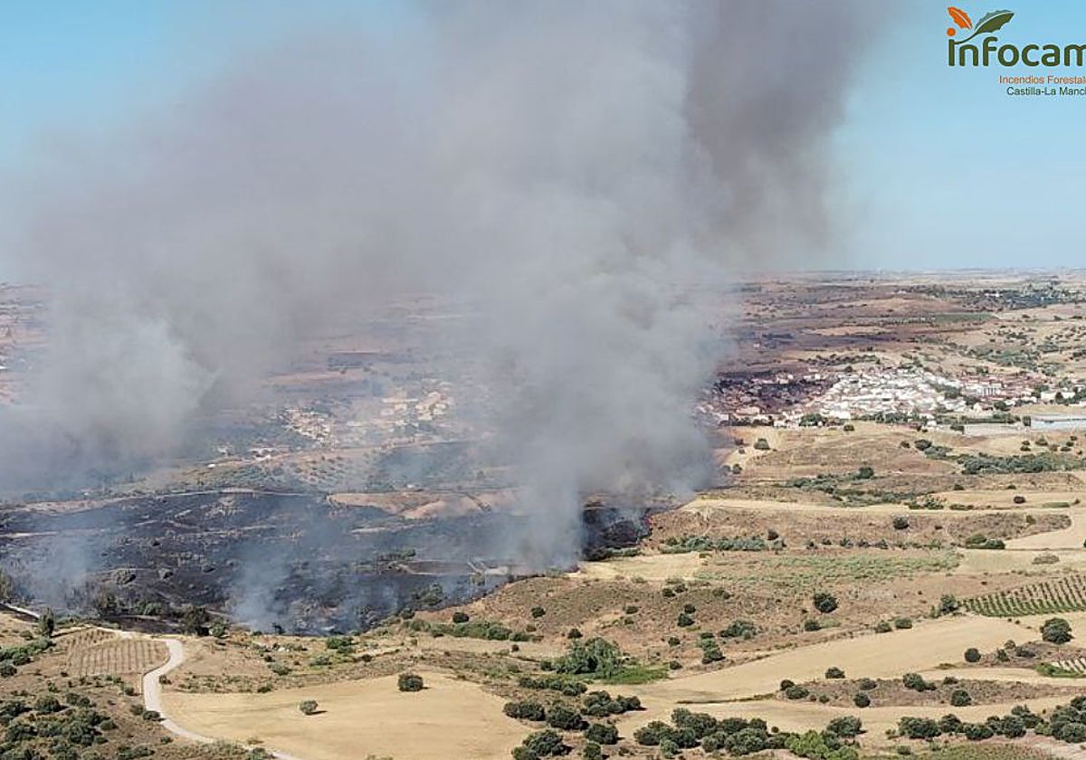 Imagen del incendio en La Torre de Esteban Hambrán