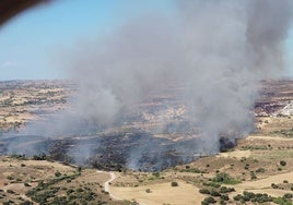 Evacúan a 100 vecinos de la urbanización Fuente Sauco por el incendio forestal de La Torre de Esteban Hambrán, que ha bajado a nivel 1