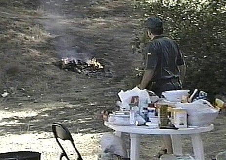 Imagen secundaria 1 - Arriba, un día en el pantano, con bañistas disfrutando del agua. Abajo, izquierda, mesa con las viandas y un fuego, algo totalmente prohibido ahora. Dcha, un velero en el Club Náutico de Madrid, en el Pantano de San Juan, en 1961