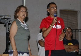 Homenaje de Guadamur a Pedro Vega, quien cumplió el pronóstico y se impuso en su XII Carrera Nocturna