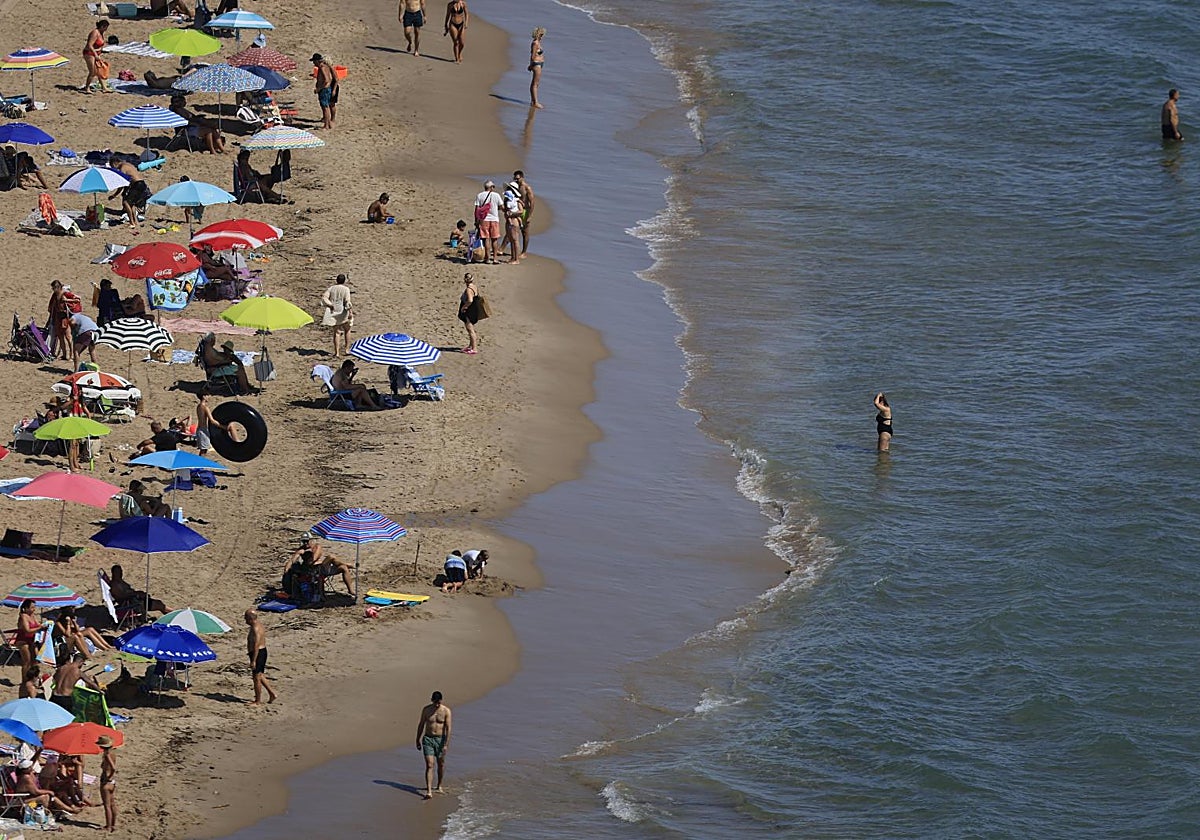 Imagen de archivo tomada en una playa de la provincia de Valencia