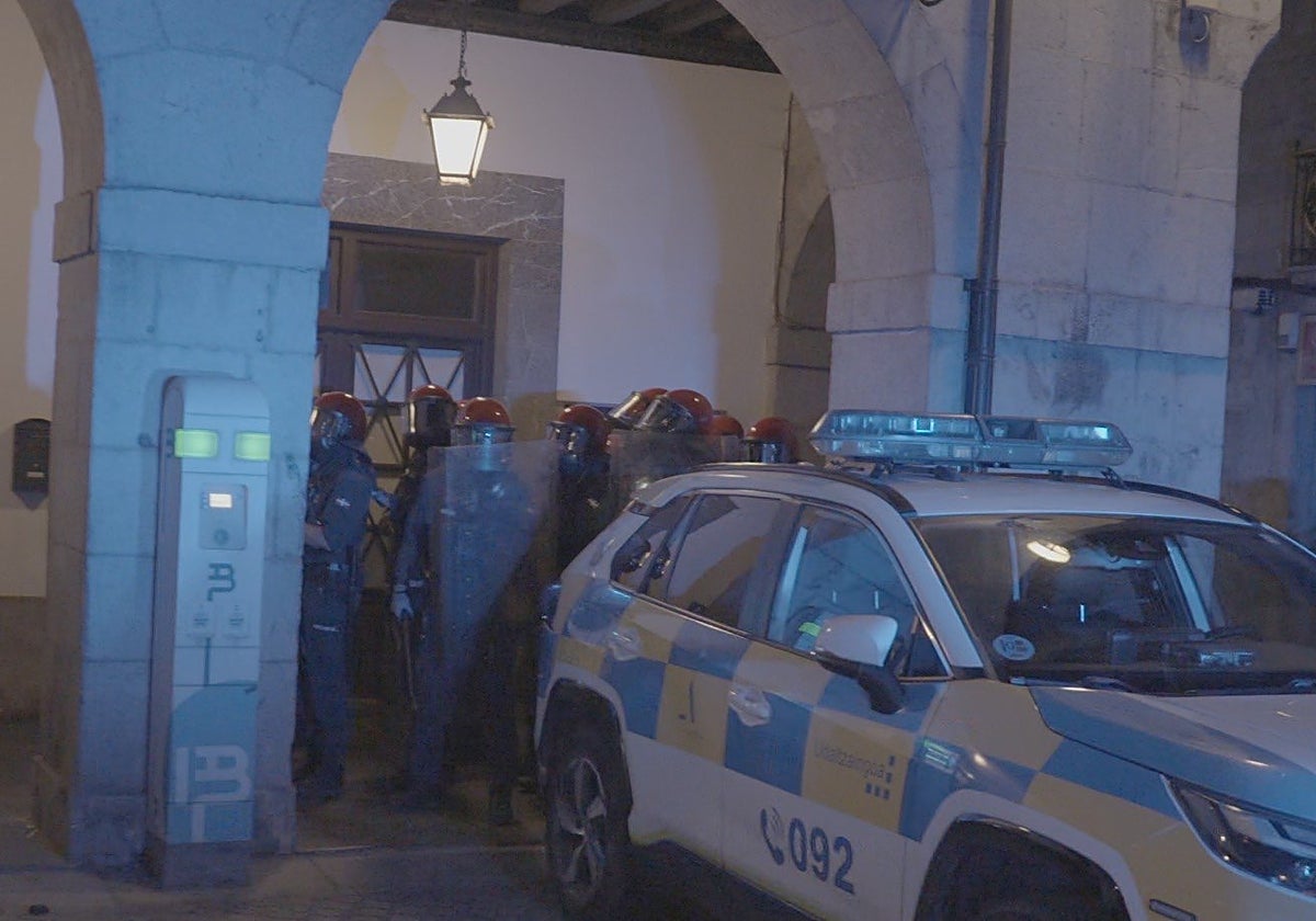 Agentes de la Ertzaintza parapetados durante el suceso en Azpeitia (Guipúzcoa)