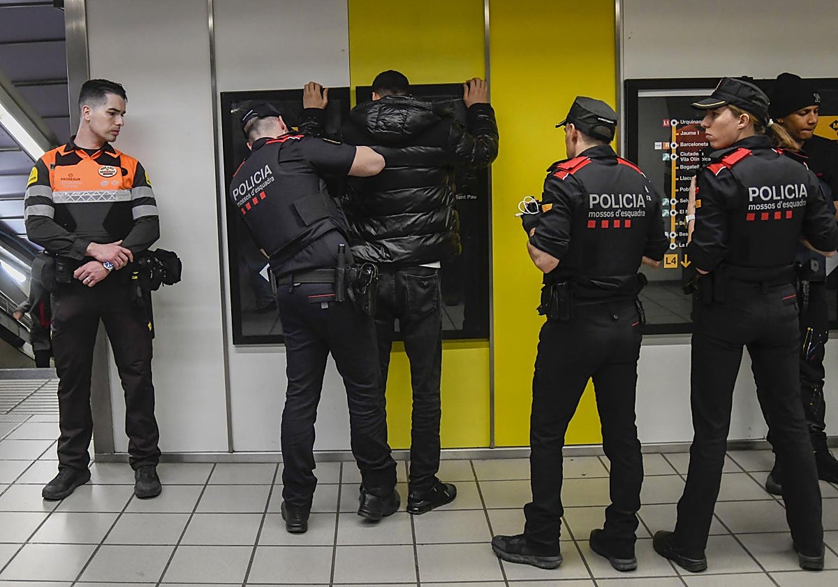 Dispositivo de los Mossos d'Esquadra durante el plan Kanpai contra la multirreincidencia