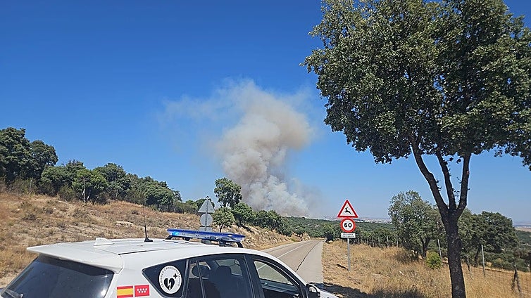 Cortado un tramo de la M-618 por un incendio forestal en Colmenar Viejo