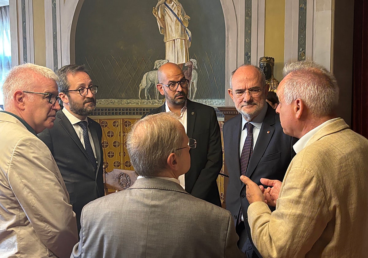 El consejero Jaume Duch, acompañado de Josep Maria Carreté, secretario general de Cultura, y Ramon Bassas, director general de Asuntos Religiosos, con parte del equipo del proyecto de la Abadía de Montserrat y el Festival Perelada