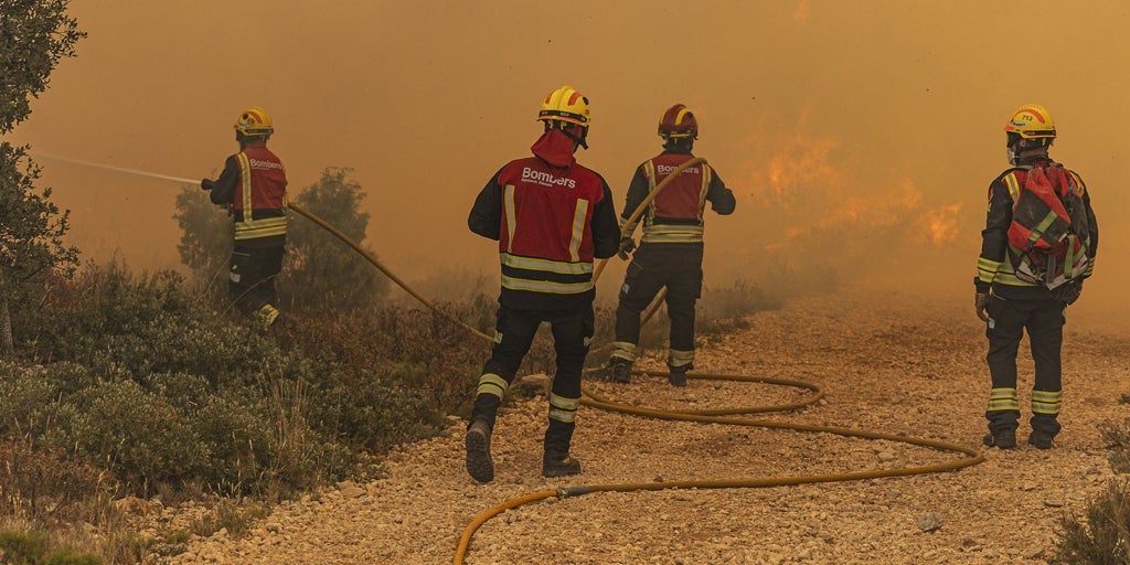 Incendios en Ibi y Villena: los bomberos consiguen detener el avance del fuego