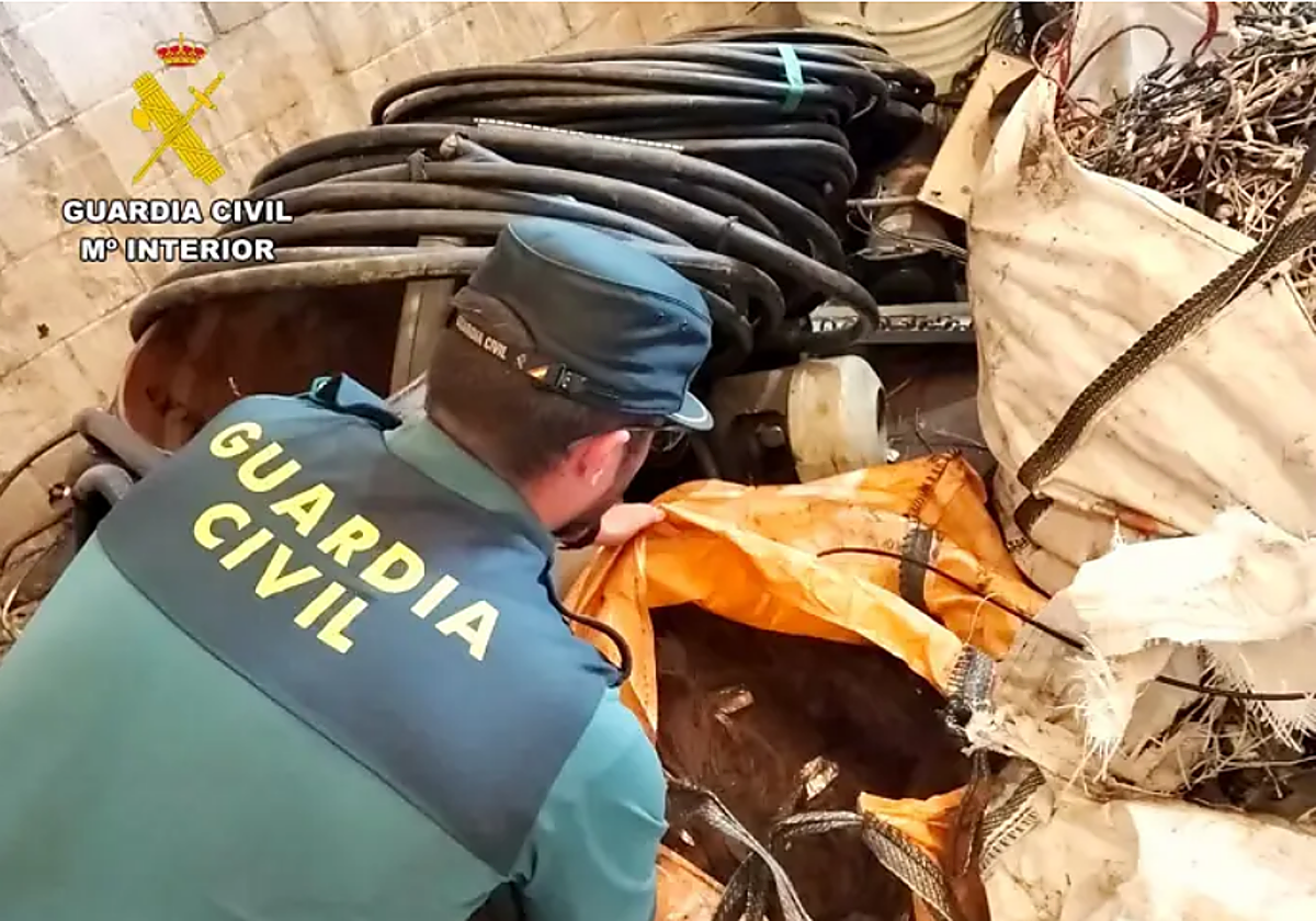 Captura de vídeo en el quelos agentes reúnen el cobre incautado