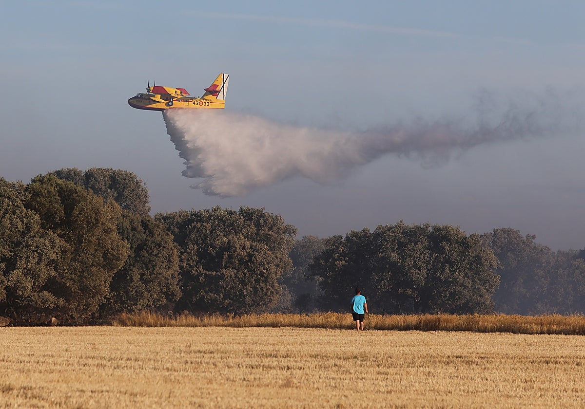 Un avión del servicio de extinción interviene en el incendio de Paredes de Monte en Palencia