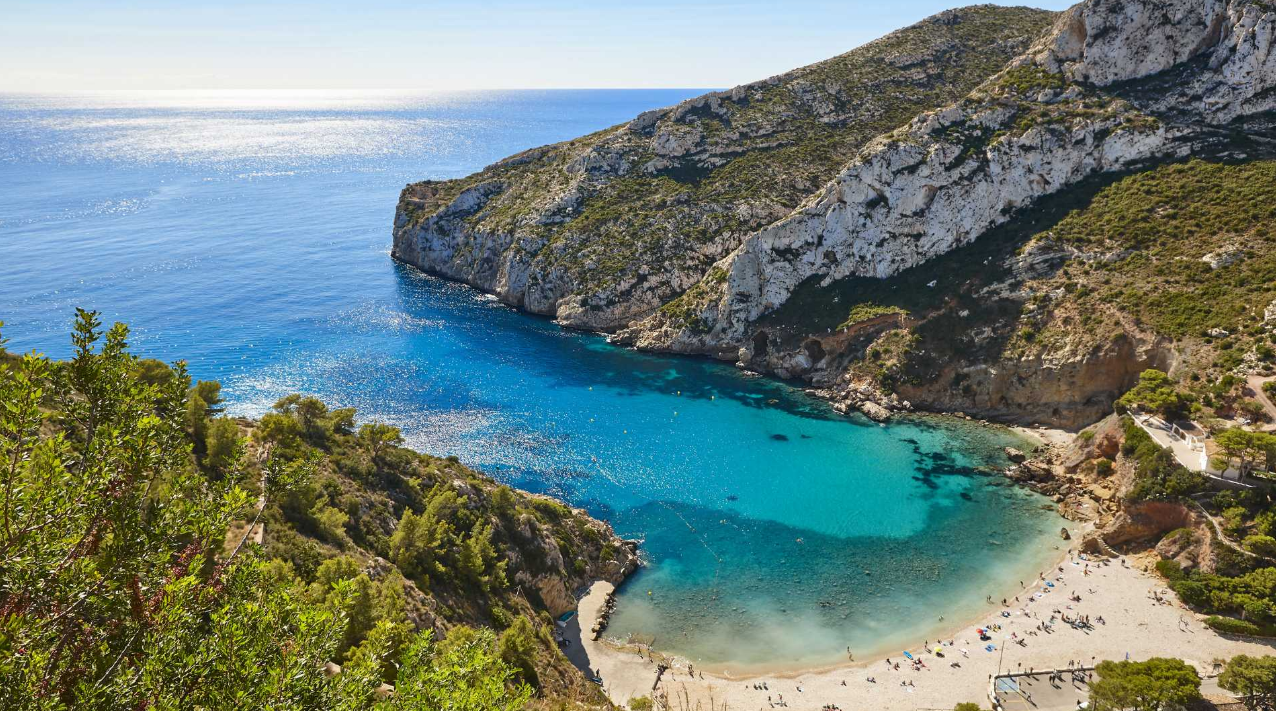 El pueblo de Alicante con playas de aguas cristalinas donde veranea Matías Prats