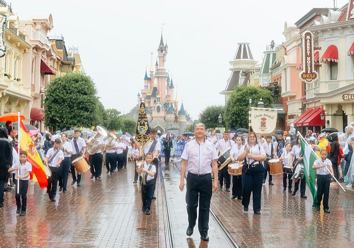 La Banda de Música Puente Romano de Villa del Río durante su actuación en Disneyland París